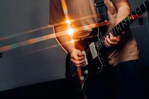 DSD_ECDEV_ACI_300x200_Guitarist2.jpg
